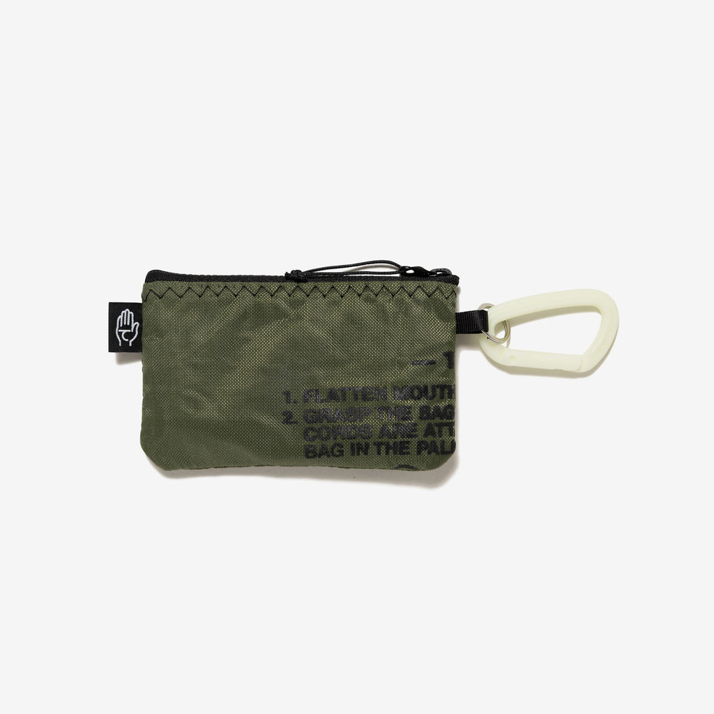 HANGG WIDE CARD CASE TAKES HANDS