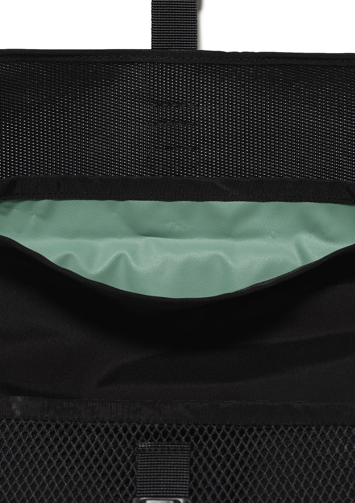 PANNIER BAG TAKES HANDS