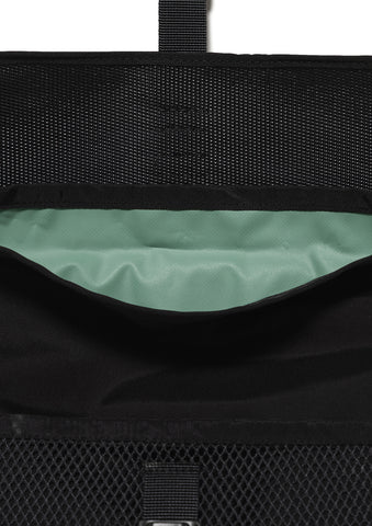 PANNIER BAG TAKES HANDS